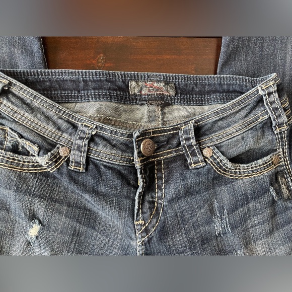SILVER JEANS TWISTED CAPRI DISTRESSED WOMEN'S SIZE 26 See Pics For Measurements - Picture 6 of 14